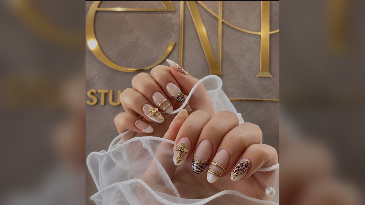 Manicure con animal print y adornos dorados — Valenti Studio, foto 2