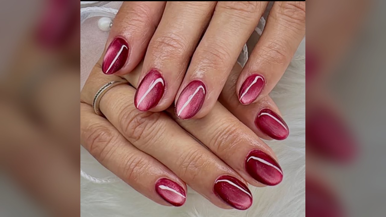 Manicure burdeos con efecto luminoso — Valenti Studio, foto 24