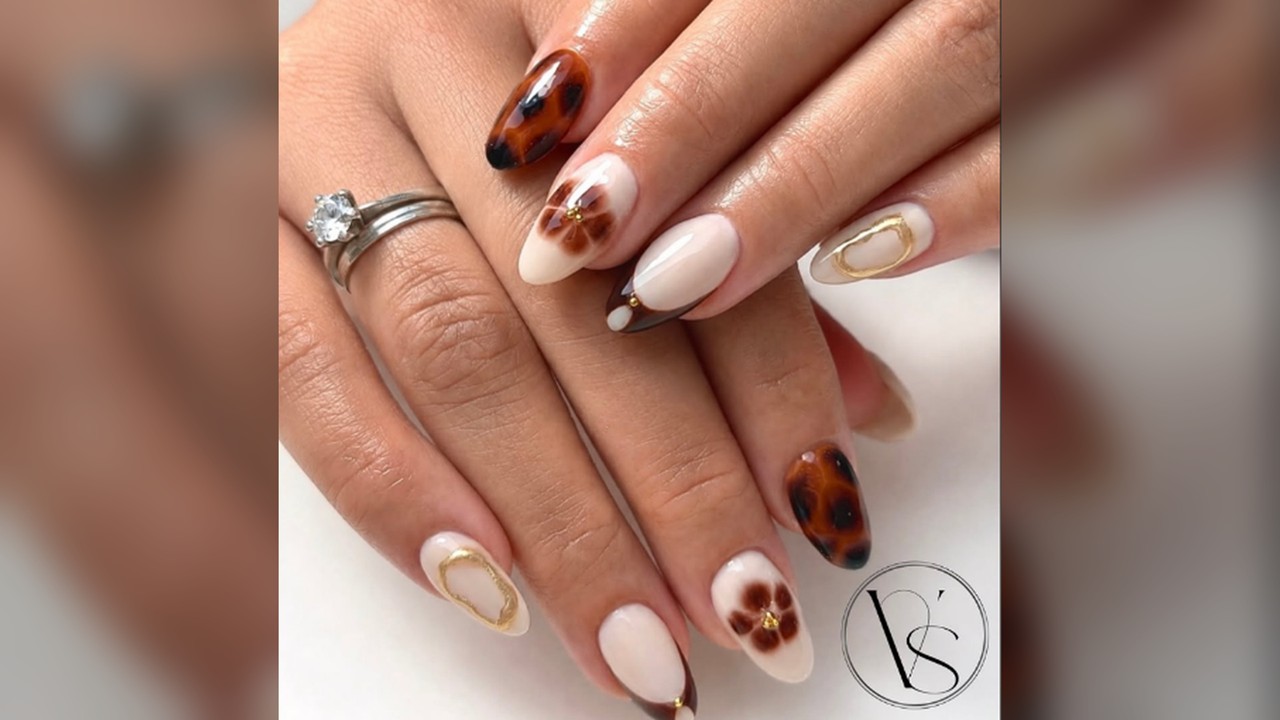 Manicure crema y carey con flores y detalles dorados — Valenti Studio, foto 27