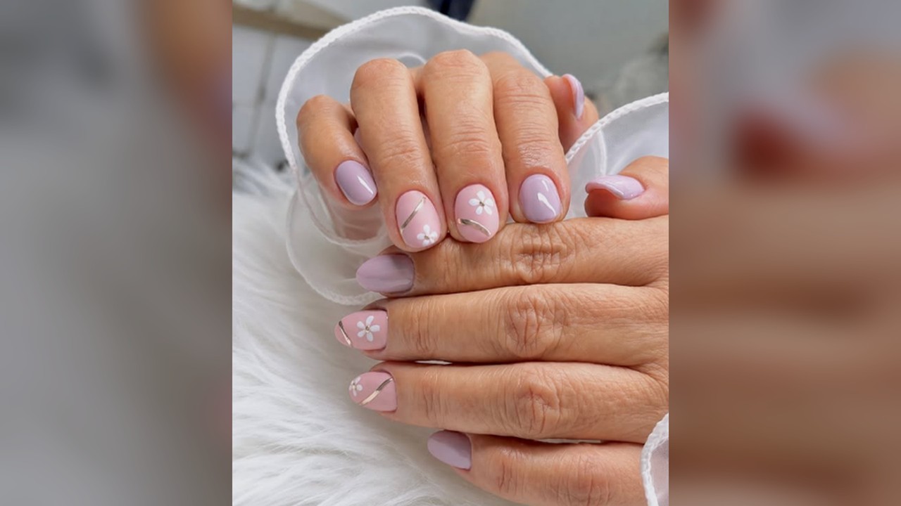 Manicure rosa y lila con pequeñas flores blancas — Valenti Studio, foto 31