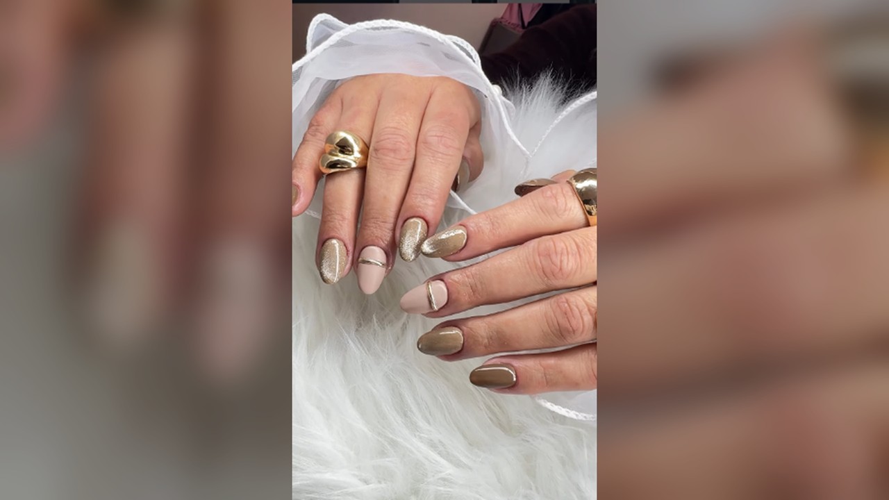 Manicure nude y dorada con líneas metálicas — Valenti Studio, foto 37