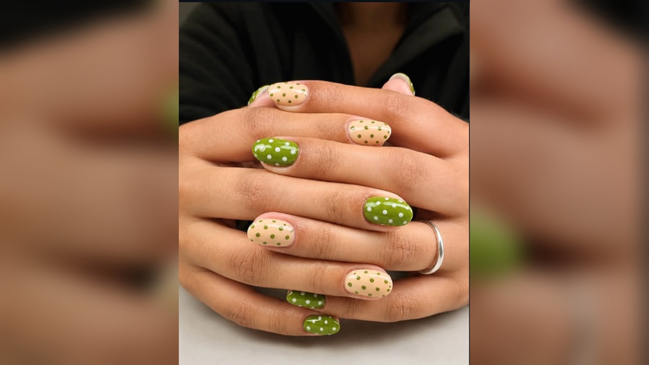 Manicure verde y crema con lunares — Valenti Studio, foto 4