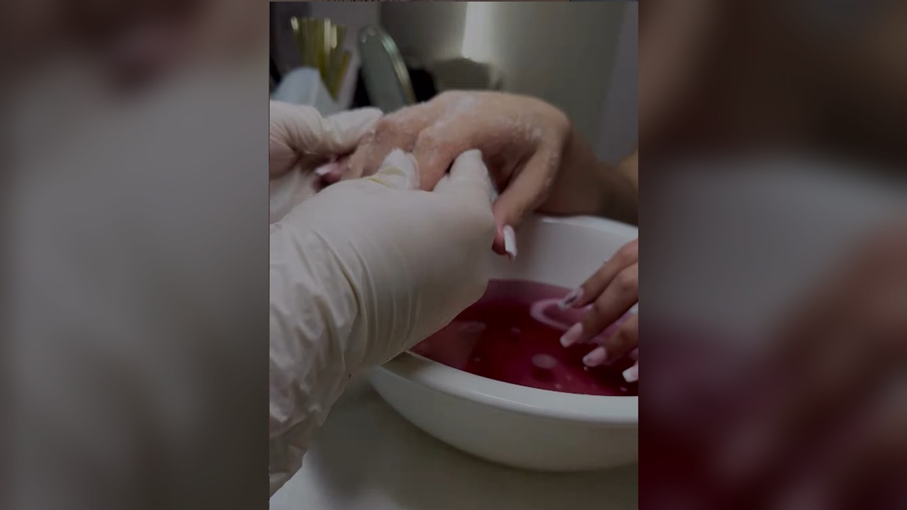 Cuidado de manos durante la experiencia Hand Spa — Valenti Studio, foto 41