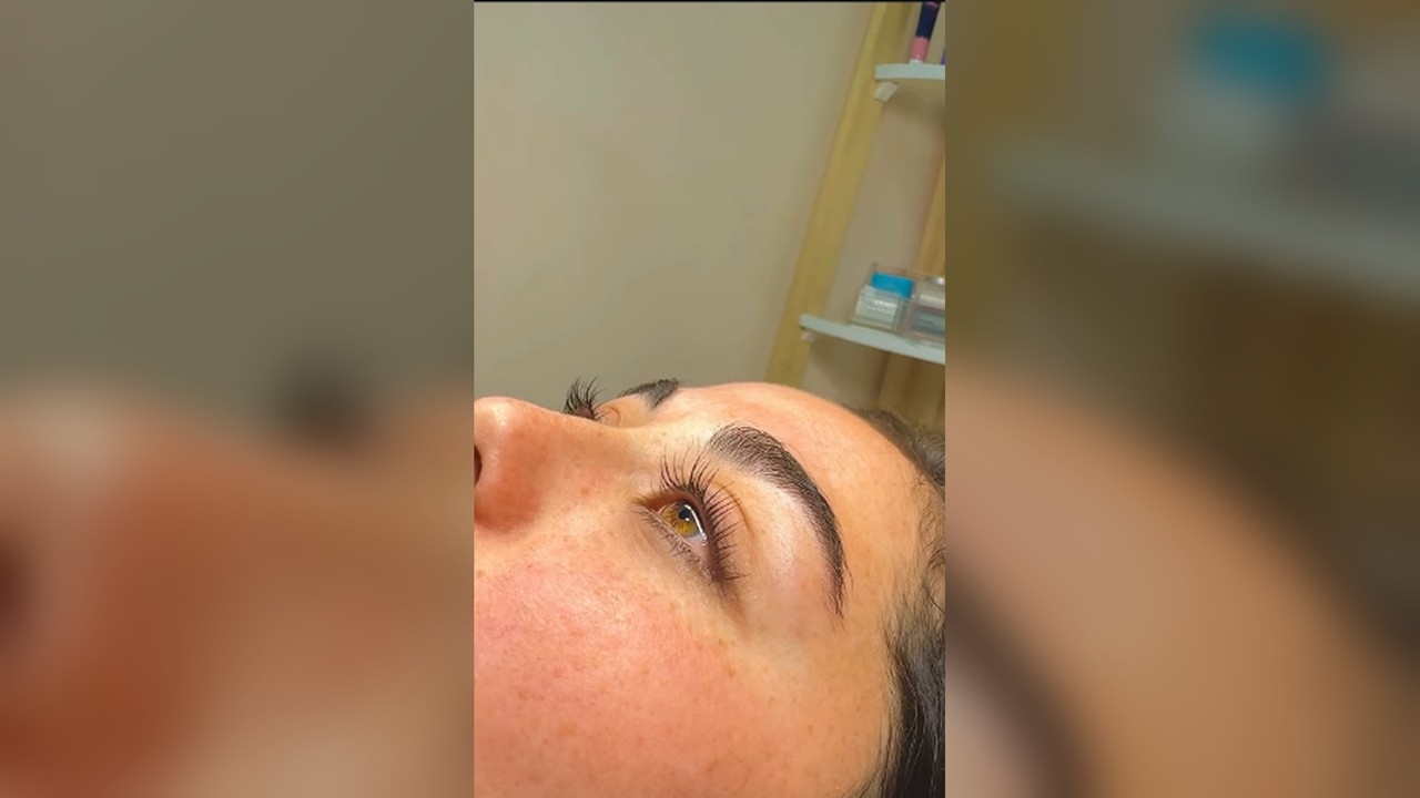 Detalle lateral de cejas y pestañas — Valenti Studio, foto 7