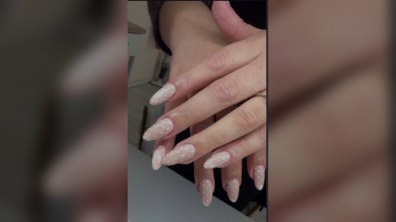 Manicure nude con puntos blancos y brillo — Valenti Studio, foto 9