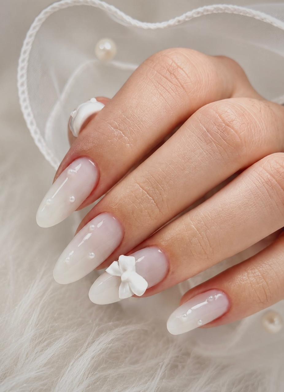 Manicure blanca con flores y perlas realizada en Valenti Studio