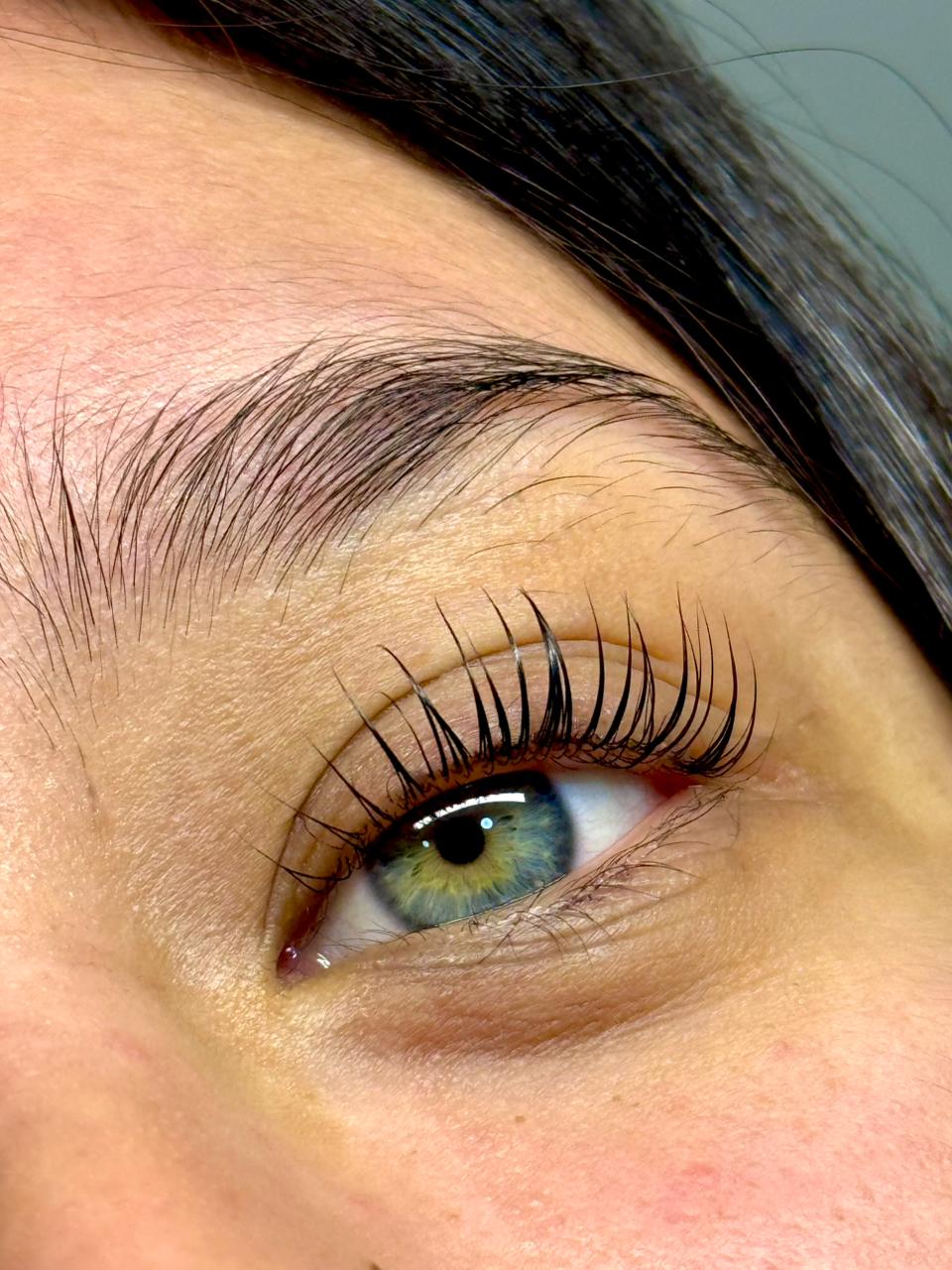 Resultado de pestañas y diseño de cejas en Valenti Studio